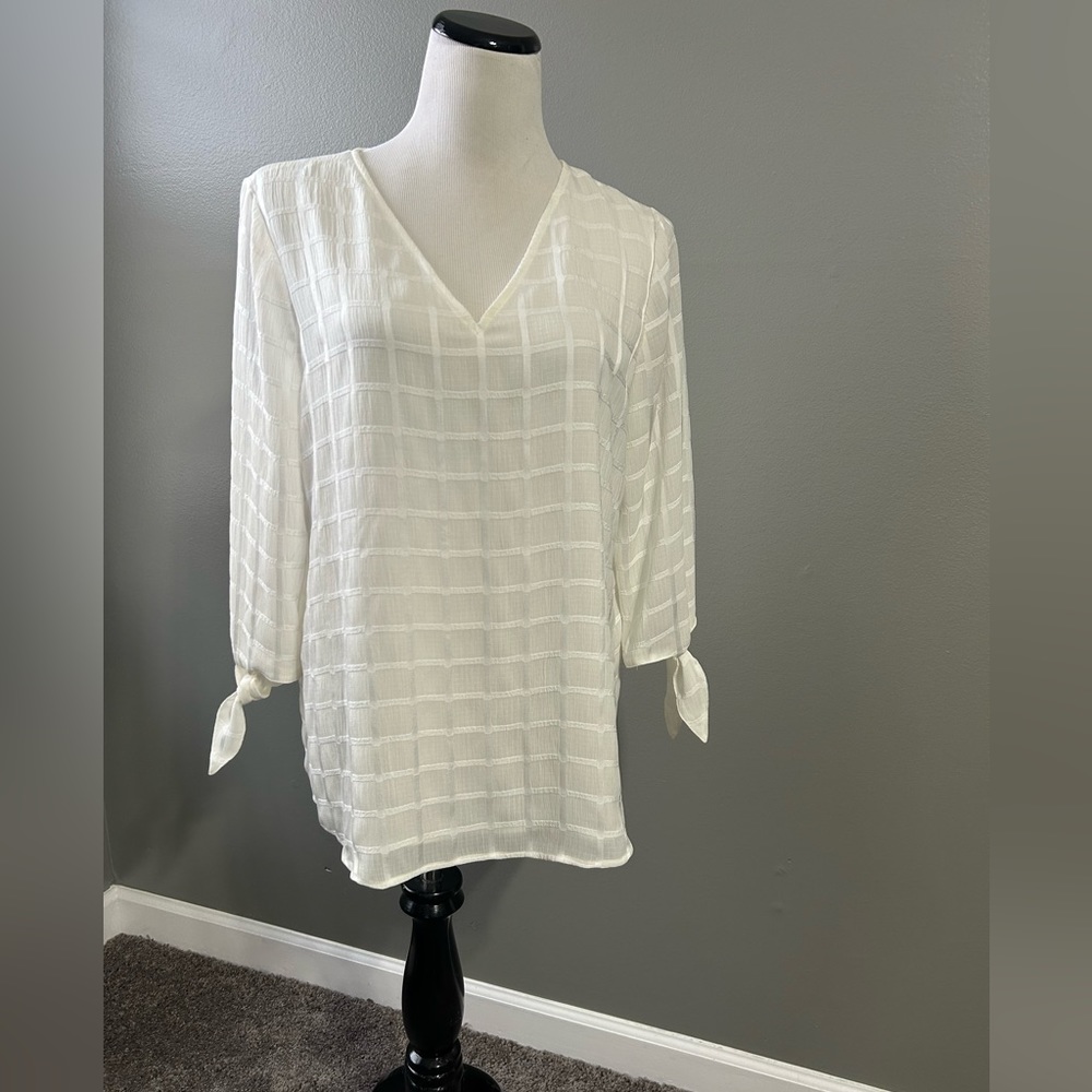 Calvin Klein women’s XLP v-neck 3/4 tie sleeve, fully lined blouse